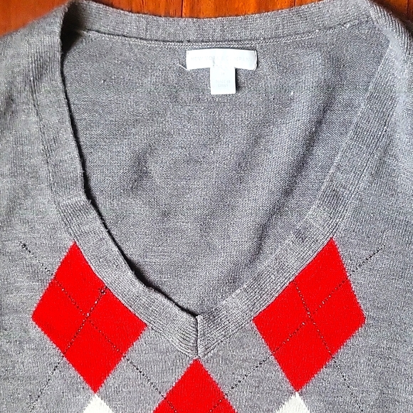 New York & Company Grey Argyle Red and White Patterned V-Neck Sweater - Picture 4 of 9